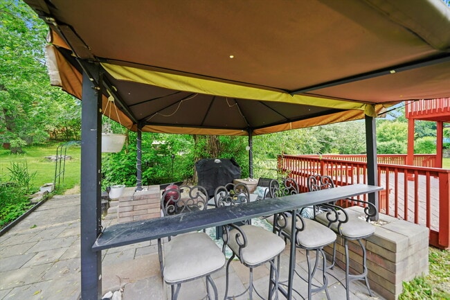 Building Photo - 4-Bed / 2-Bath Nicely Updated Home