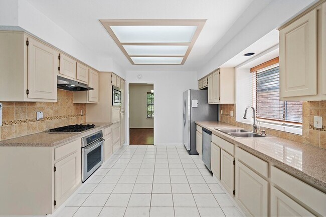 Building Photo - 2710 Pineleaf Dr
