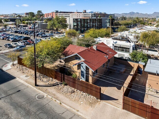 Building Photo - 1541 E Mabel St