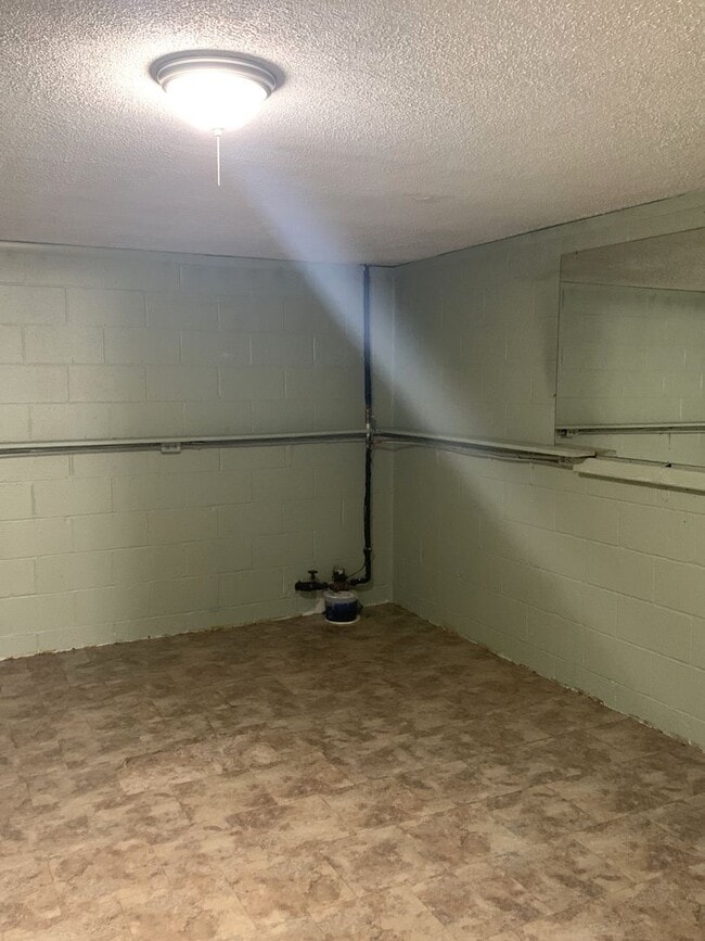 Building Photo - MOVE IN READY, APPLY NOW!!