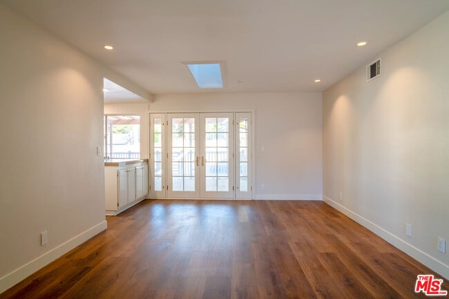 Building Photo - 233 Longfellow St