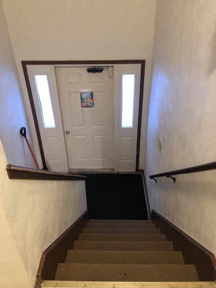 Stairs to front outside door - 775 Dilenbeck Dr