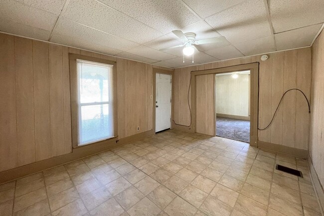 Building Photo - Spacious 1 Bed 1 Bath House