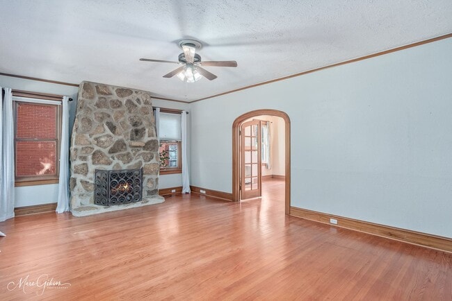 Building Photo - Beautiful 3 Bed 3 Bath