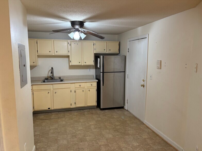 Building Photo - 1225 Bodwell Rd