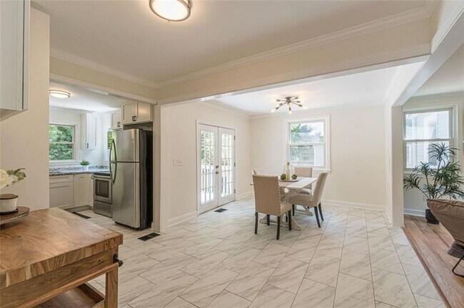 Building Photo - 1226 Thomas Rd