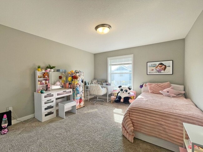 Building Photo - Spacious 2-Story End-Unit Townhome with Huge Bonus Room-Office is like Brand New!