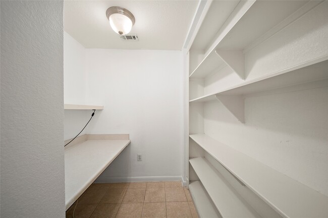 Building Photo - 7575 Kirby Dr