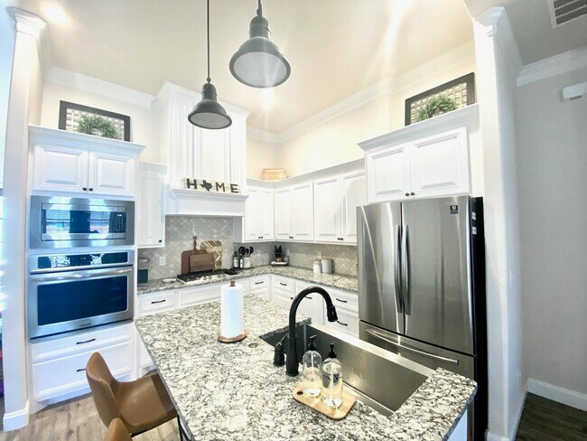 Building Photo - 1215 Desert Rose Dr