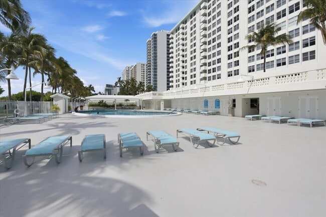Building Photo - 2899 Collins Ave