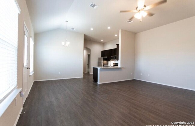 Building Photo - 3bd/2.5ba Townhouse is Seguin