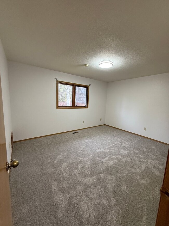 Building Photo - Charming Eagle River Split-Level – Mountai...