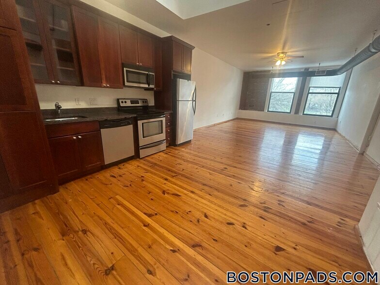 Building Photo - 600 Columbia Rd