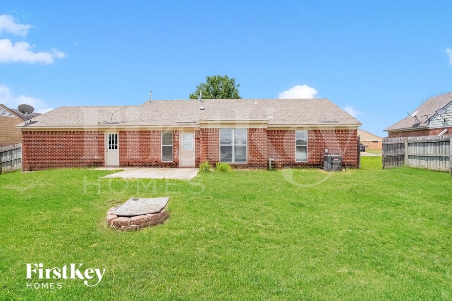 Building Photo - 6578 Bentley Cove
