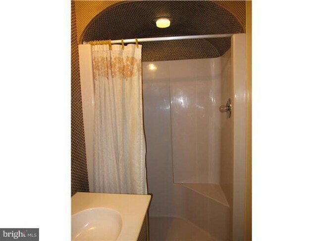 Building Photo - 2 bedroom townhouse for rent