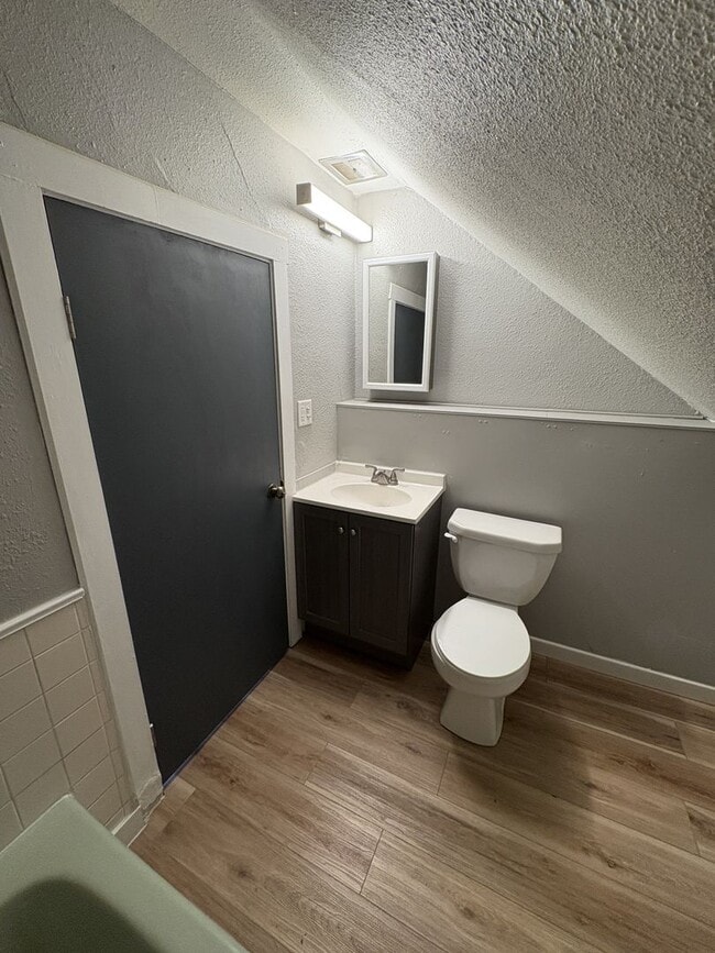 Building Photo - 2 Bed House for Rent! **NO APPLICATION FEES**