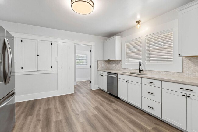 Building Photo - 3 Bed, 2 Bath, 1 Office/Guest - Fully Renovated Midtown Home
