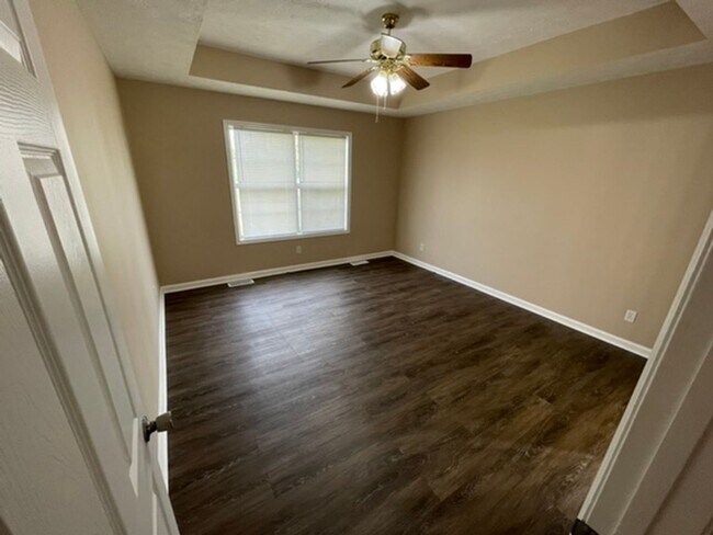 Building Photo - Large Home in Shelbyville For Rent