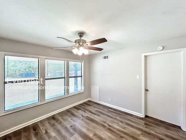 Building Photo - 1202 Town and Country Dr