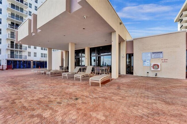 Building Photo - 1149 Hillsboro Mile