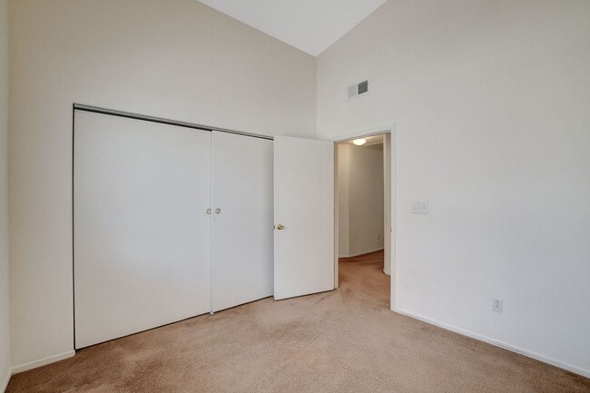 Building Photo - Adorable 2 Bedroom Condo