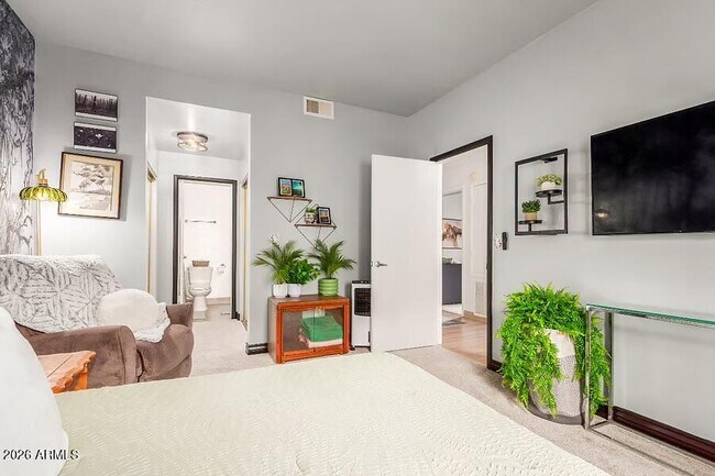 Building Photo - 930 N Mesa Dr