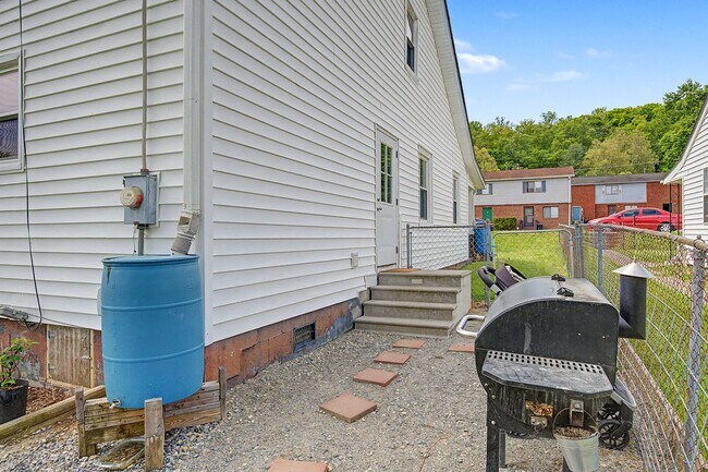 Building Photo - Spacious 5-Bedroom Home Near Radford University