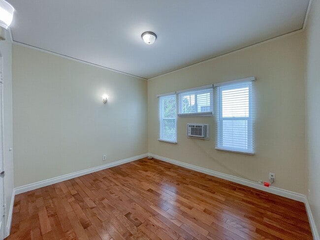 Building Photo - beautiful 2bd 2ba near Melrose Place