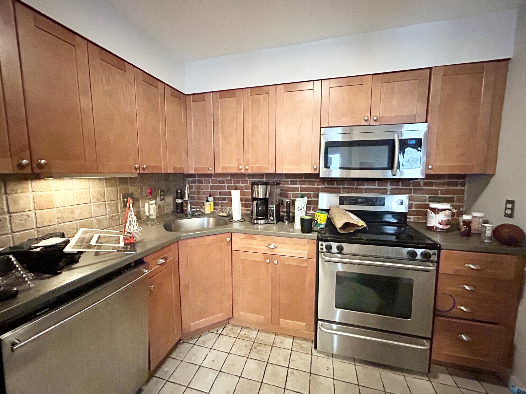 Building Photo - 52 Gainsborough St