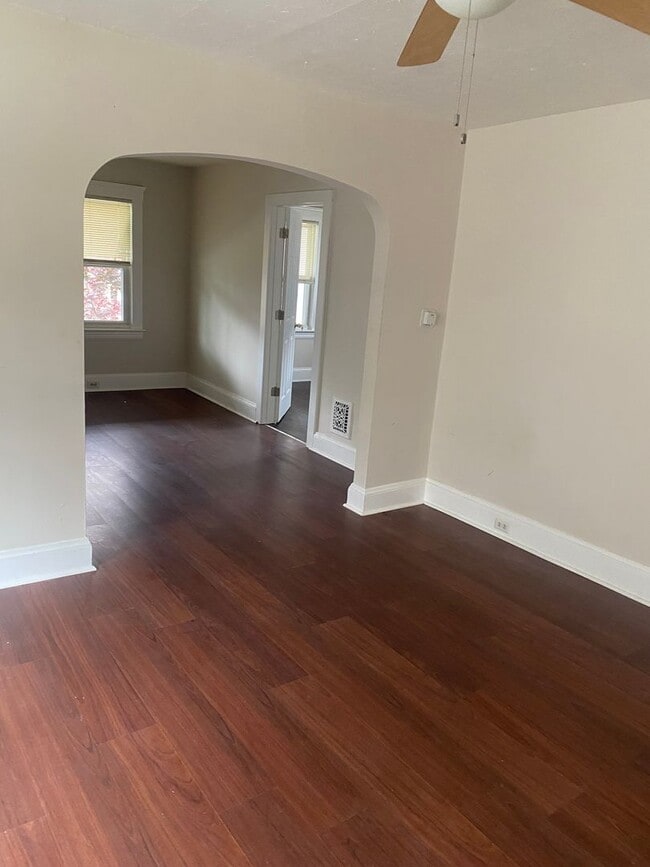 Building Photo - 2406 Searsdale Ave