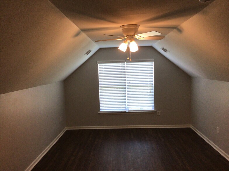 Building Photo - 4003 Semmes Ln