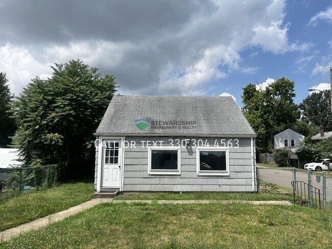 Building Photo - 2119 Maple Ave NE