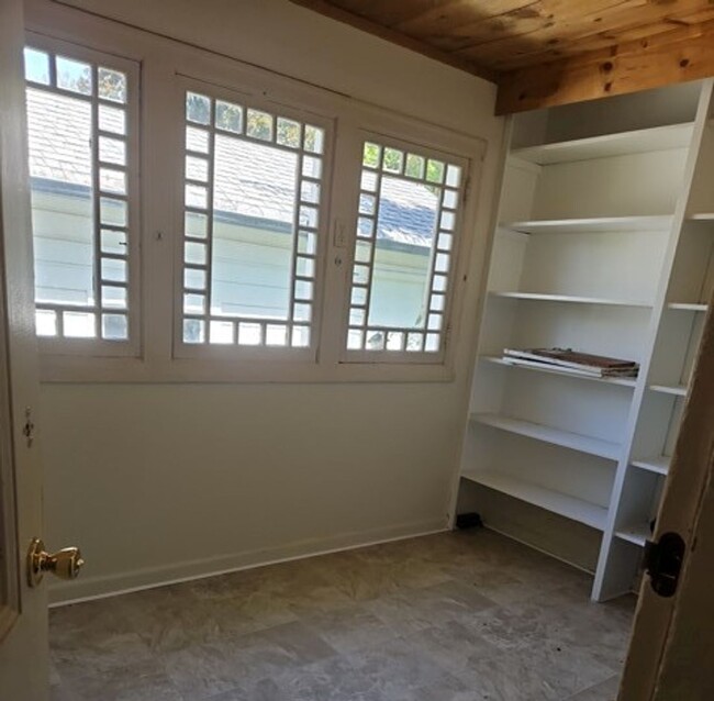 Building Photo - 4Bd/2Ba Two Story House-Available soon