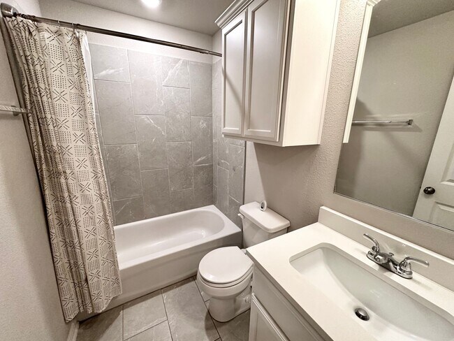 Building Photo - Room for the family!