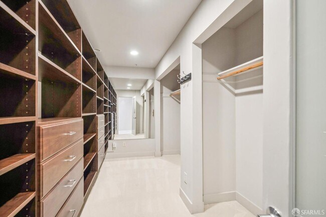 Building Photo - 142 Russ St