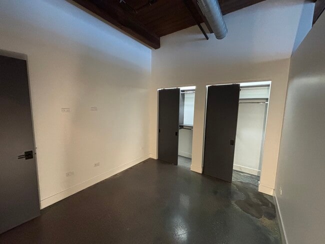 Building Photo - 2061 N Southport Ave