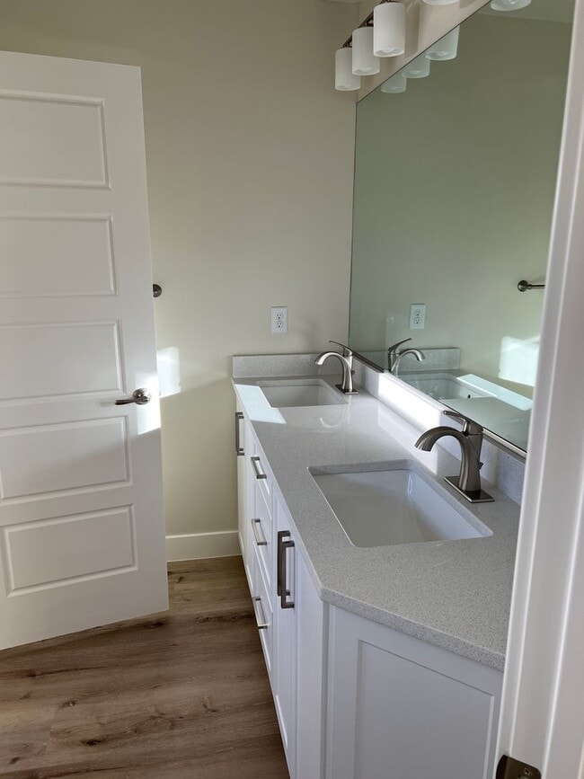 Building Photo - 3 Bedroom 2.5 Bathroom Townhome in Washington!