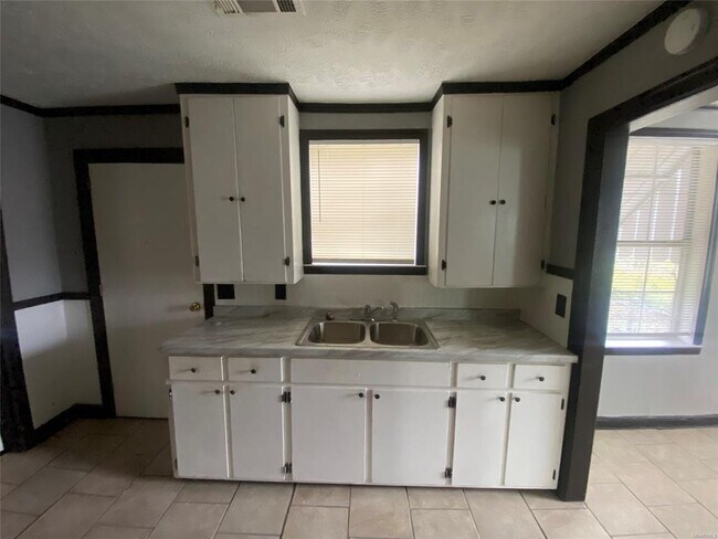 Building Photo - 3577 Whiting Ave