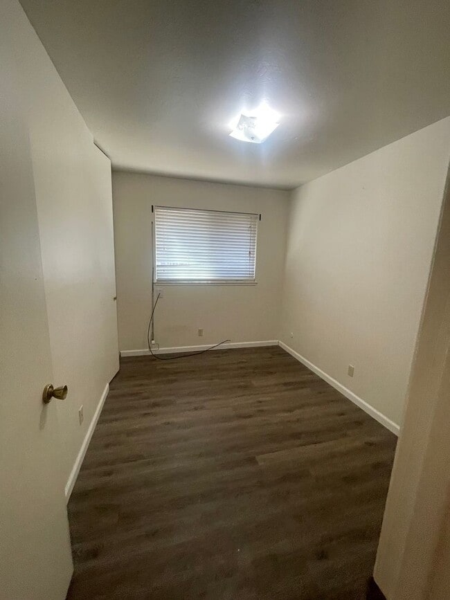 Building Photo - Updated 4bed/2 bath home in South Sac