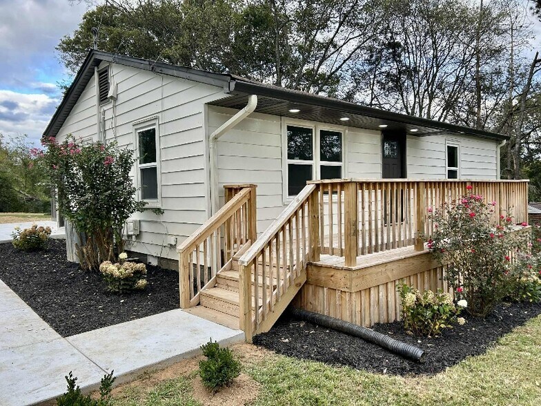 Building Photo - 304 Greenview Dr