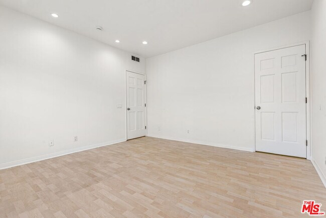 Building Photo - 2025 S Beverly Glen Blvd