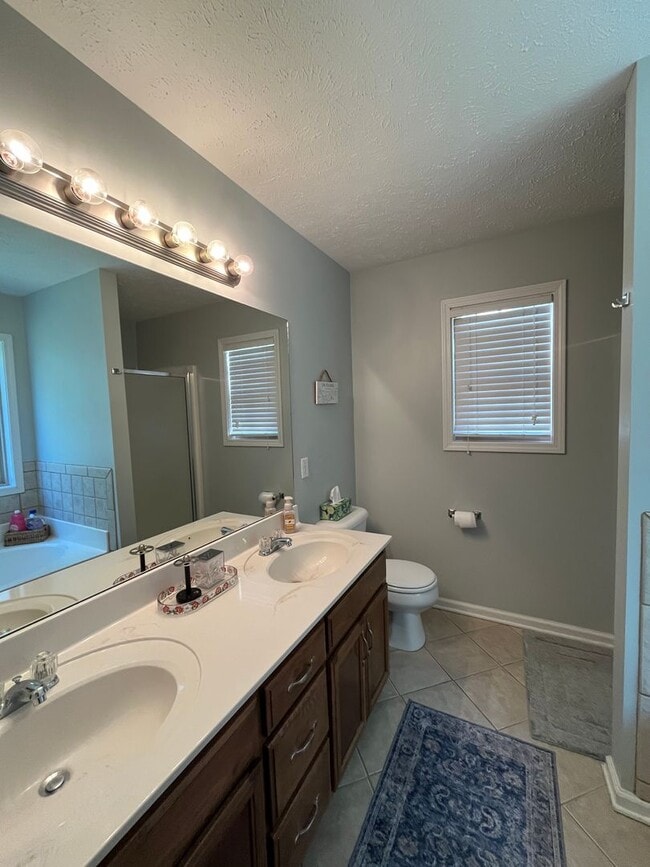 Building Photo - Charming 3-Bedroom Ranch in Prime Central ...