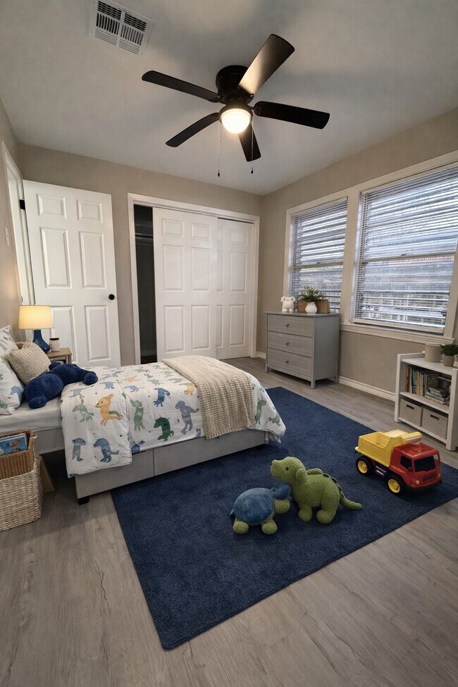 Building Photo - 1505 15th Ave N