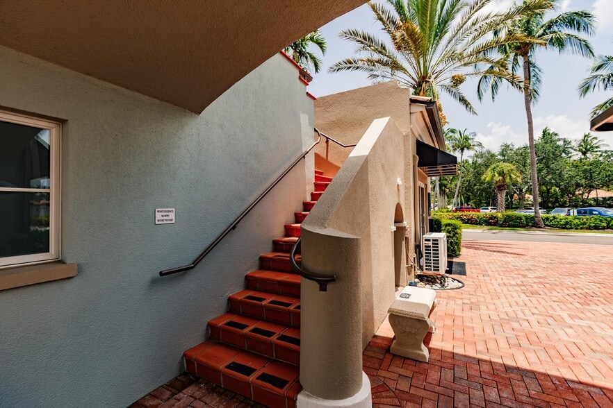 Building Photo - 3200 Village Walk Cir
