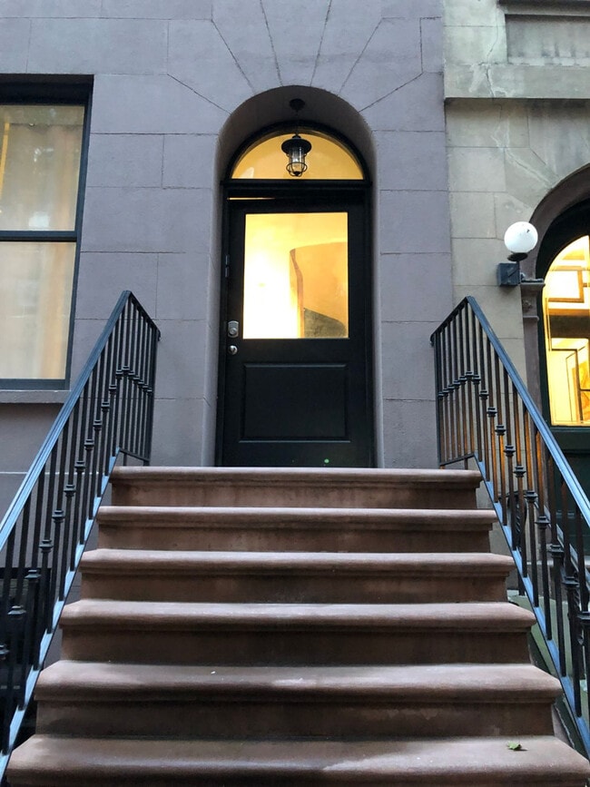 Building Photo - 131 E 35th St