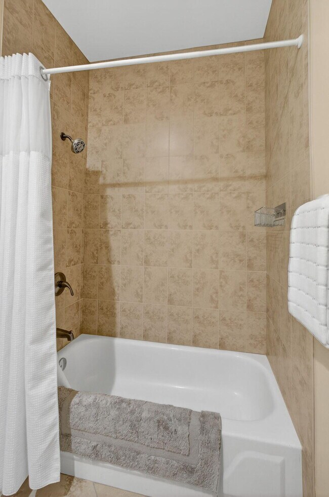 Building Photo - 8400 Heritage Club Dr