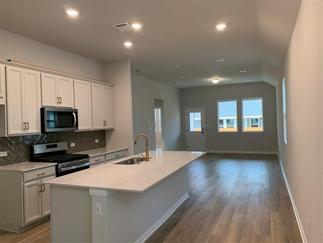 Building Photo - 2420 Danbury Ln