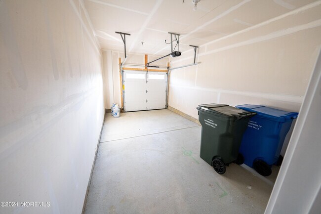 Building Photo - 4 Midway Rd S