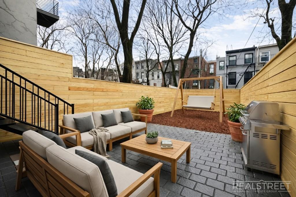 Building Photo - 3BR/2.5BA Duplex with In-Unit Washer/Dryer