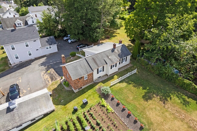 Building Photo - 160 Beecher St